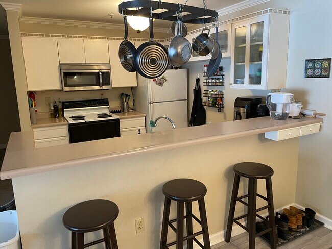 Isla de cocina con taburetes - 380 Hildred Dr