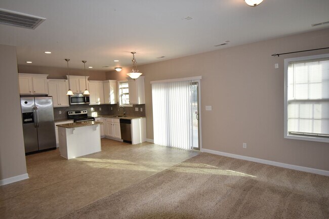 Foto del edificio - 4 Bedrooms and 2.5 Baths- PET CONSIDERED!
