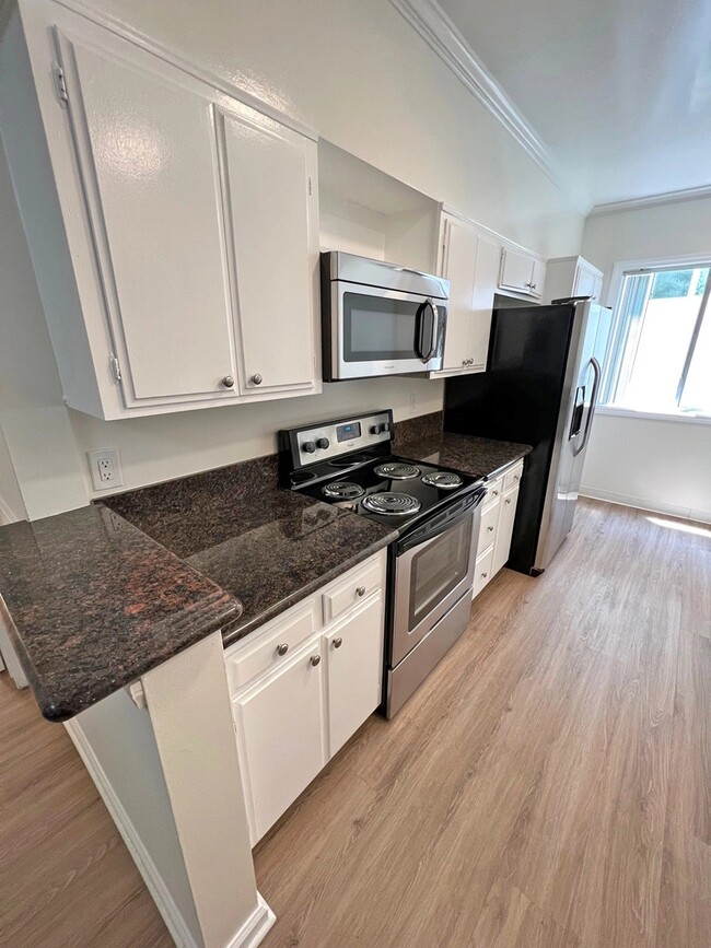 Building Photo - 6100 Buckingham Pkwy