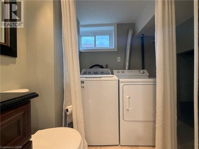 Building Photo - 419 Talbot St