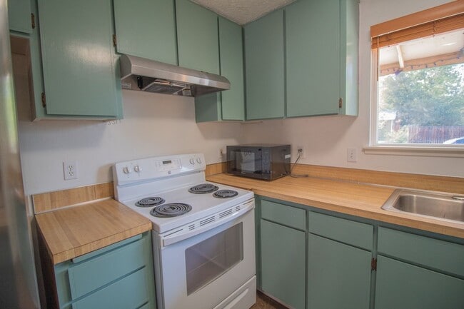 Building Photo - Darling single level 3 bedroom 1 bath, large fenced backyard, single car garage