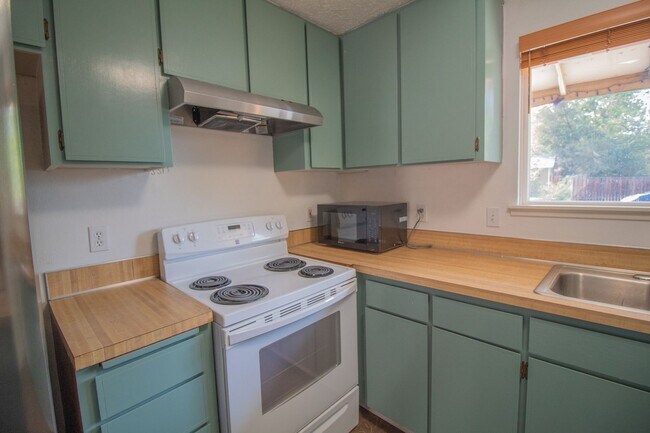 Foto del edificio - Darling single level 3 bedroom 1 bath, large fenced backyard, single car garage