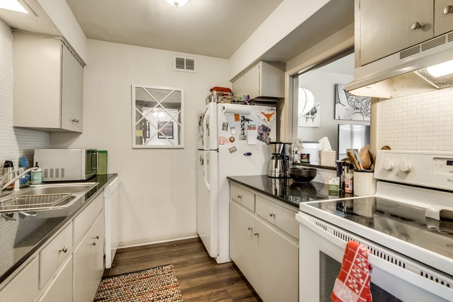 Building Photo - 5330 Junius