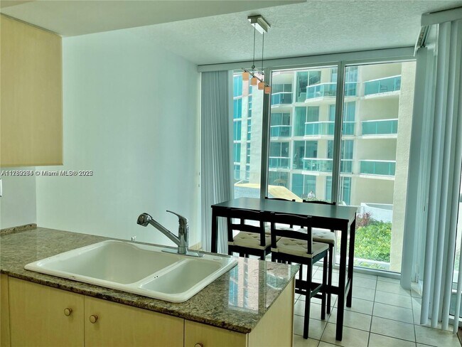 Foto del edificio - 3370 NE 190th St