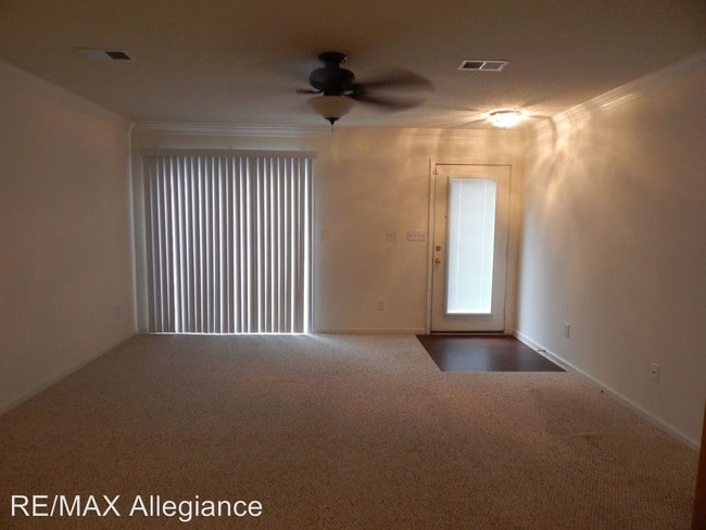 Building Photo - 2559 Old Greenbrier Rd