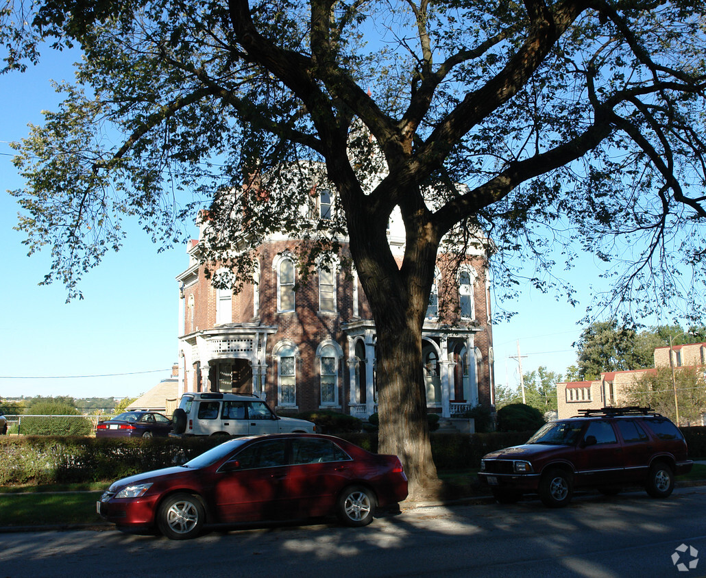 Building Photo - 1009 William St