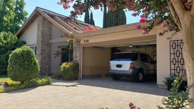 Foto del edificio - Charming 3BR/2BA Single-Family Home in Desirable Pleasanton Neighborhood!