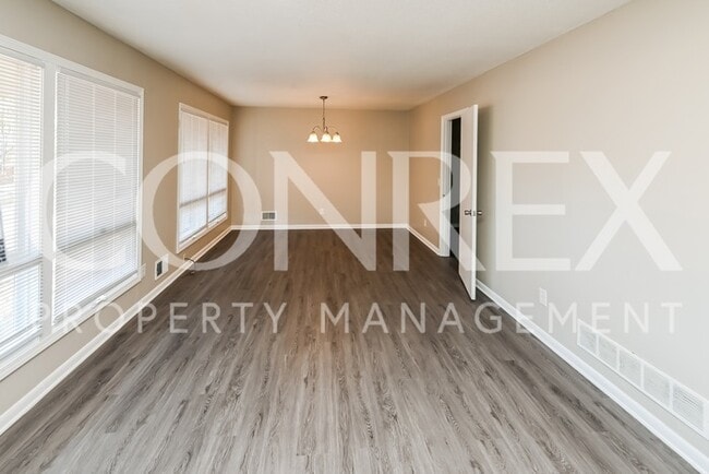 Building Photo - Lovely 3 Bedroom Bungalow with a Fireplace!