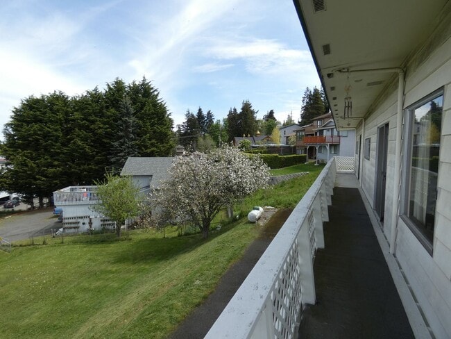 Building Photo - Central Duplex with View