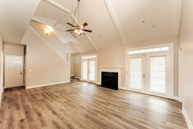 Foto del edificio - 240 Hardwood Ct