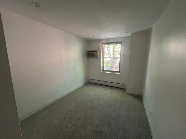 Building Photo - 10 Camelot Ct