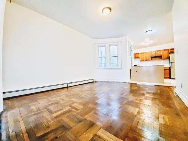 Foto del edificio - 4 bedroom in Bronx NY 10456