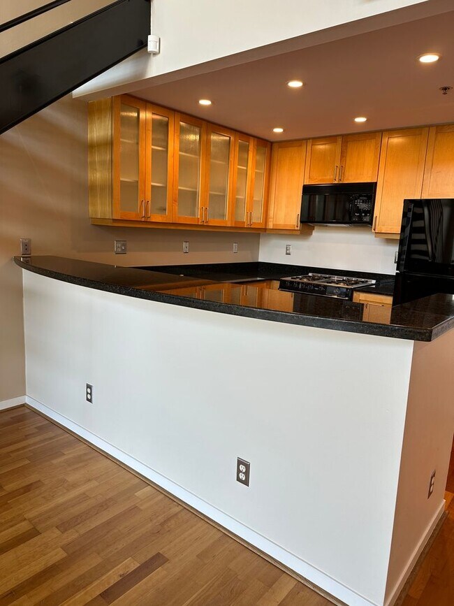 Foto del edificio - SPACIOUS 1-Bedroom 1.5 bath Live/Work loft...