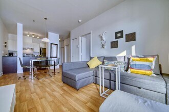 Building Photo - 4600-4600 Av. Colomb