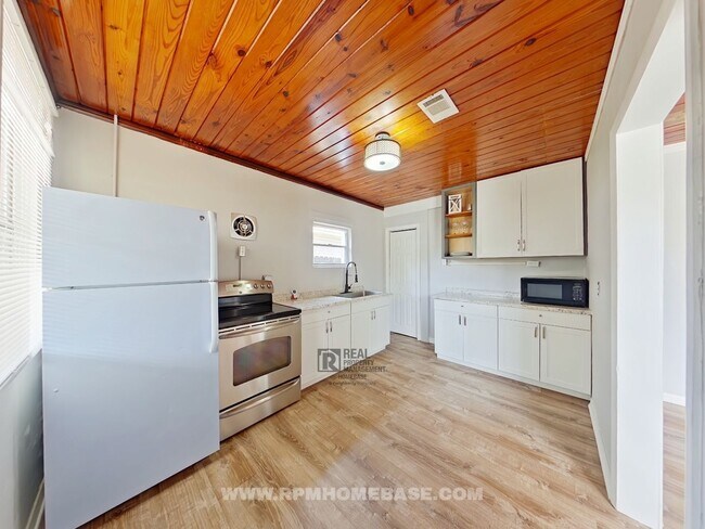 Building Photo - Charming 2 Bed, 2 Bath Home in Crestview, ...