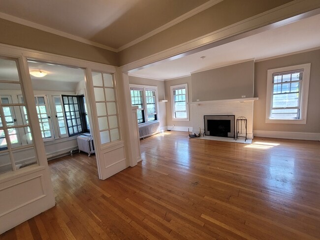 Building Photo - 2541 N Lake Dr