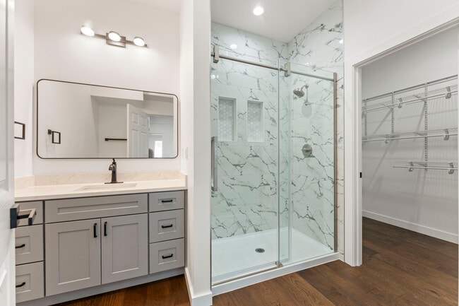 Building Photo - 413 S Trade St