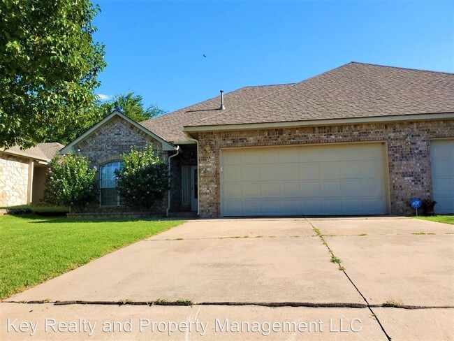 Building Photo - 2630 Silvertree Dr