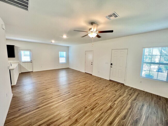 Building Photo - East Austin: 3 BD 2BA House for Rent