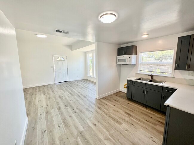 Building Photo - 844 E Monterey Ave