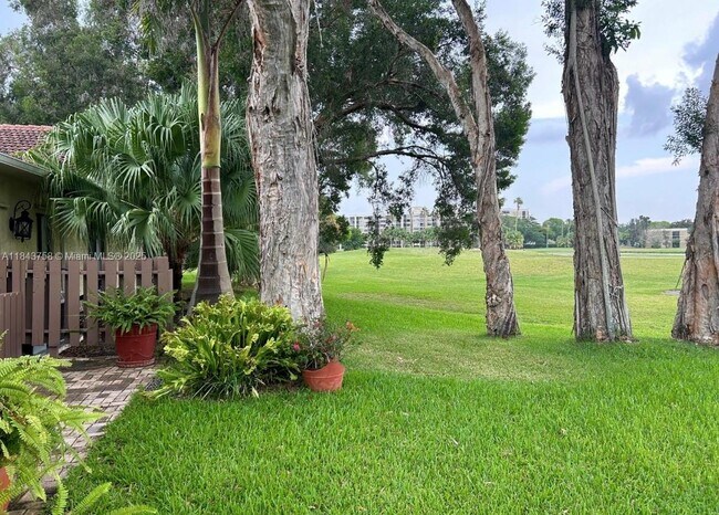 Foto del edificio - 16249 Laurel Dr