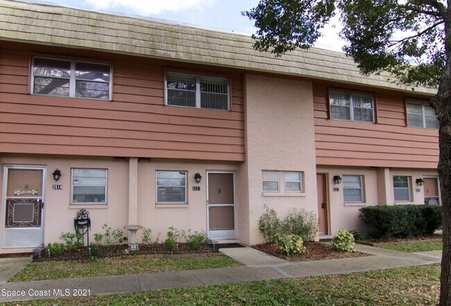 Building Photo - 2521 Country Club Dr