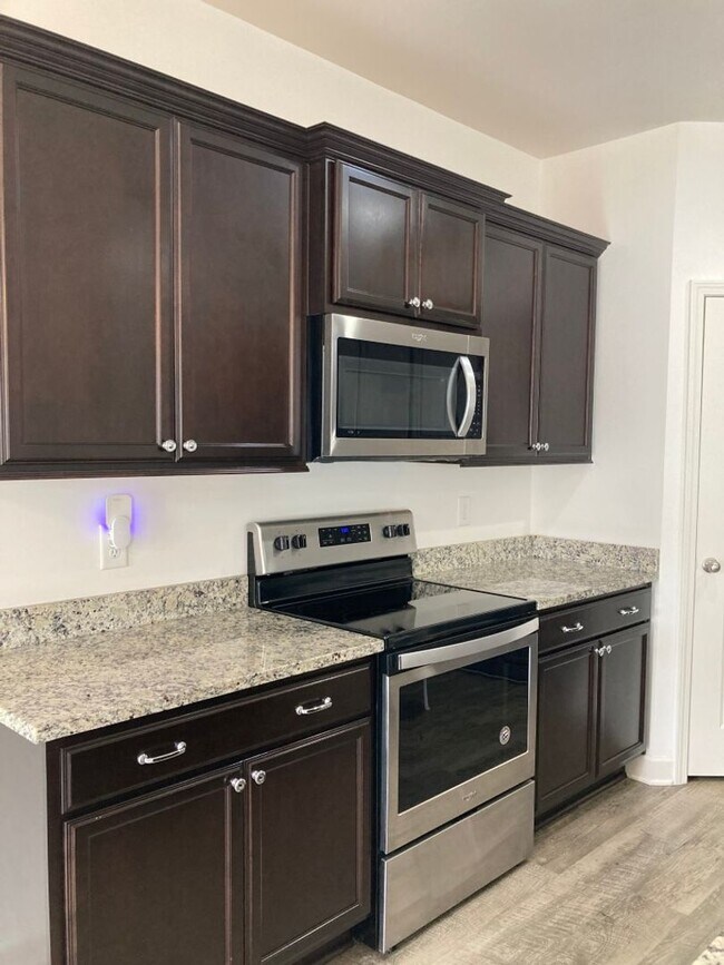 Foto del edificio - Spacious Townhome MOVE IN SPECIAL $400 OFF...