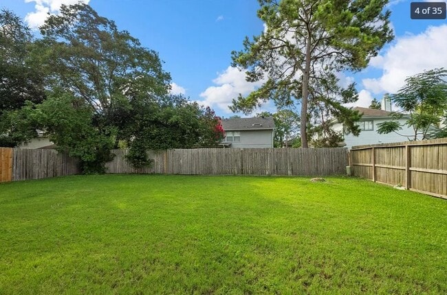 Foto del edificio - 8530 Lake Crystal Dr