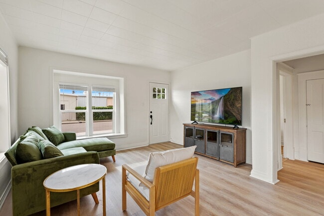 Televisor inteligente de 65" - 123 2nd St SE