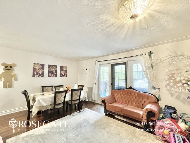 Photo du bâtiment - Charming 3-Bedroom Home with Backyard & Pa...