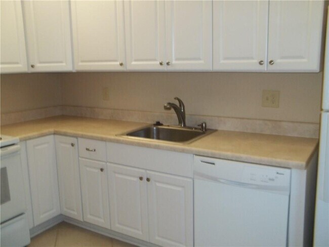 Building Photo - 8014 SE Villa Cir