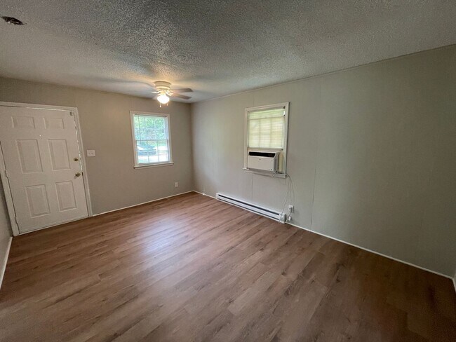 Building Photo - One bedroom house available now!
