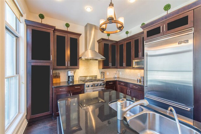 Building Photo - 8 Regency Pl