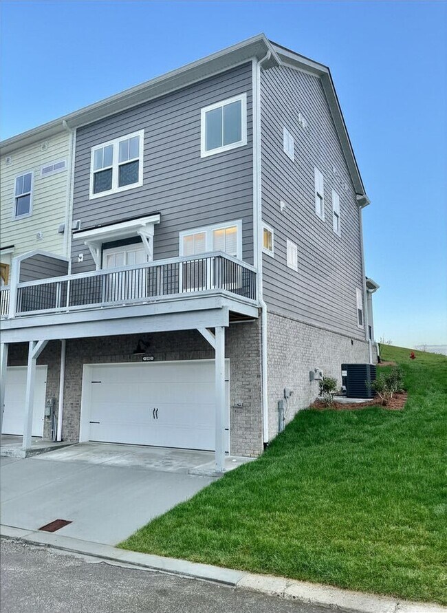 Foto del edificio - Like New 3 Bed, 4 Bath Townhome w/ 2 Car Garage