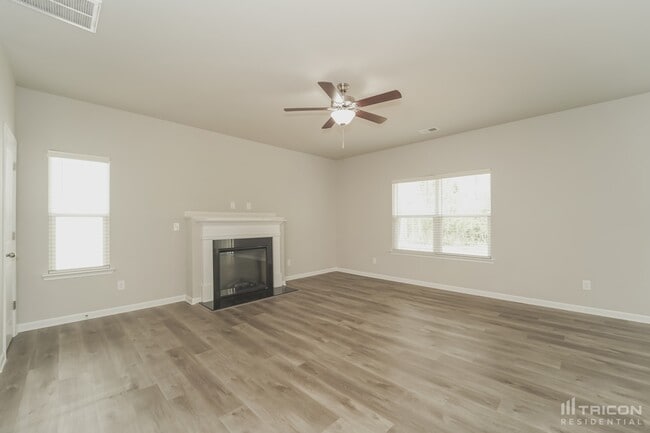 Building Photo - 221 Spring Knoll Dr