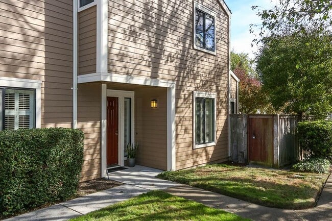 Building Photo - 272 Crown Cir