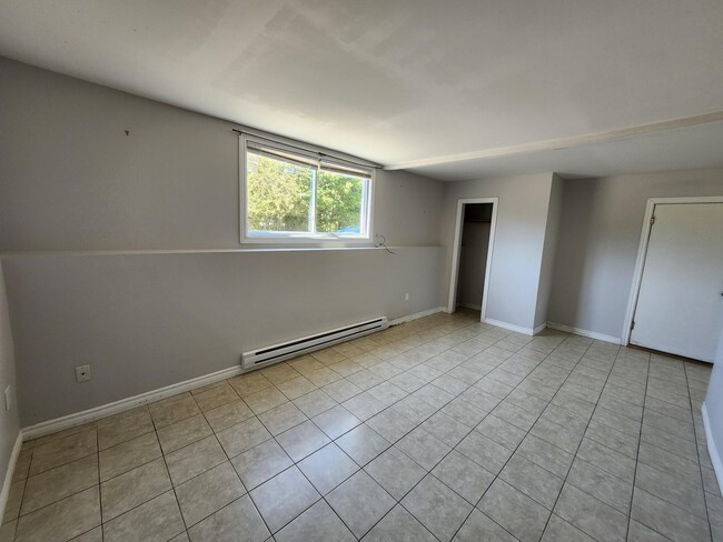 Building Photo - 2 Kingsview Ct