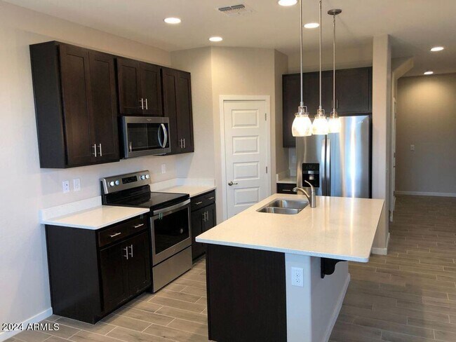 Foto del edificio - Unique opportunity! Rent a Newer home in Tempe!! This home features 4 bedrooms & 3.5 baths with 2...