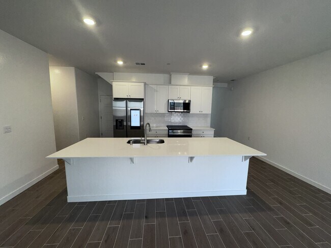 Building Photo - 1808 Mohave Rd S