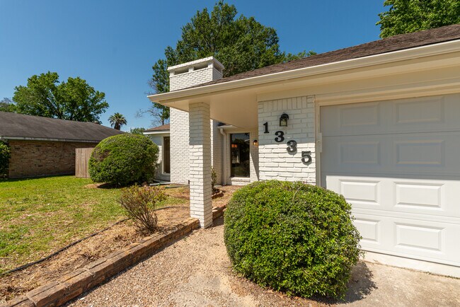 Foto del edificio - 1335 Stacewood Dr