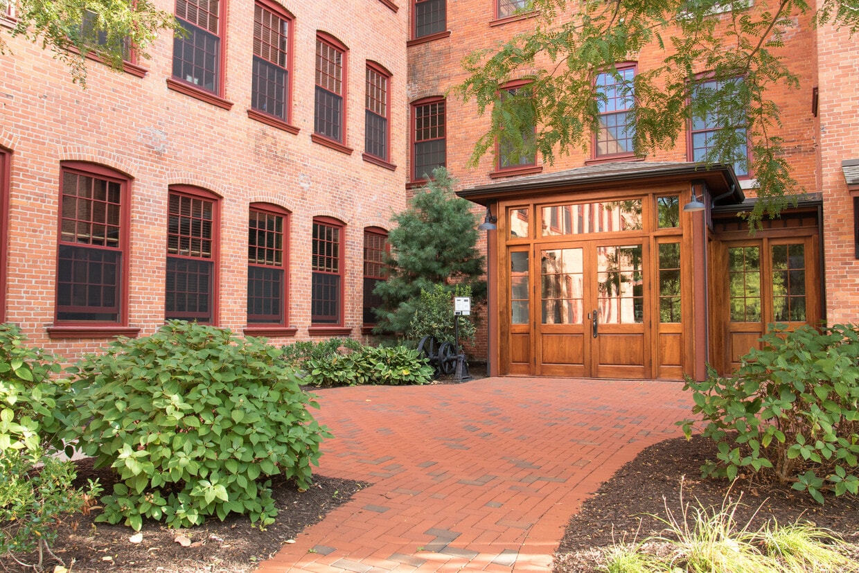 Building Photo - 19 Logan St