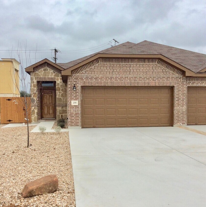 COMING SOON! LUXURY TOWNHOME LOCATED IN PE... House Rental in Bastrop