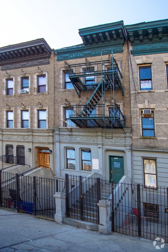Building Photo - 558 W 183rd St