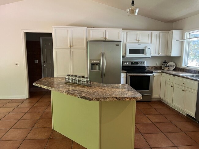 Building Photo - Secluded 4 bed 3 bath house