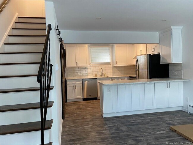 Building Photo - 22 E Hills Dr