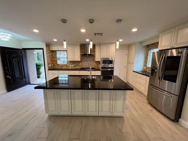 Building Photo - Beautiful: 4 Bedroom 3 Bath Home,