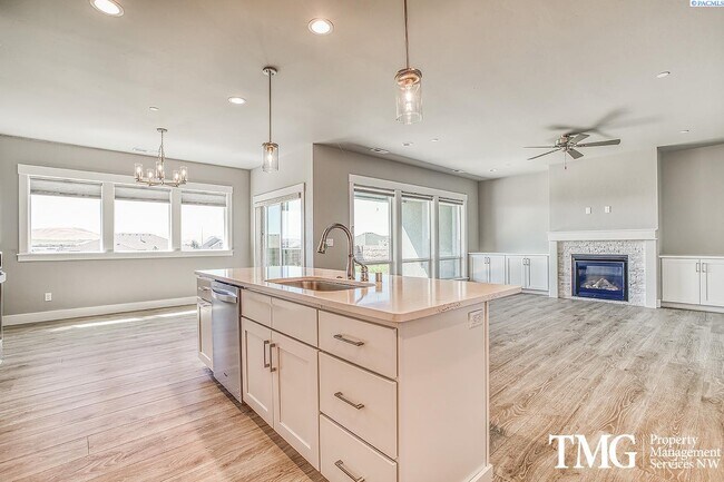 Building Photo - FOR RENT - 5 Bed Richland Home with 3-Car ...