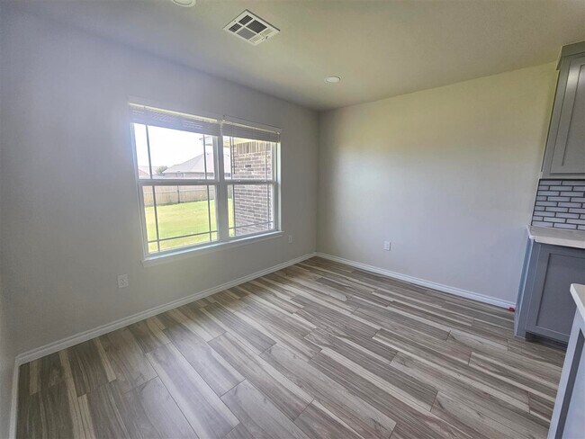 Building Photo - 207 Meadowlark Ln