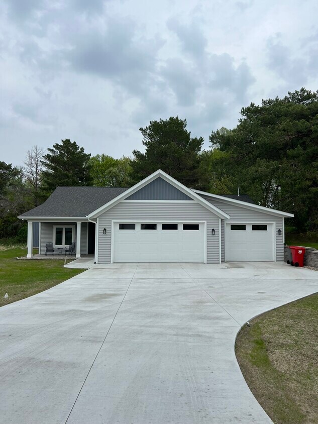 Primary Photo - 3319 Lakecrest Rd NE