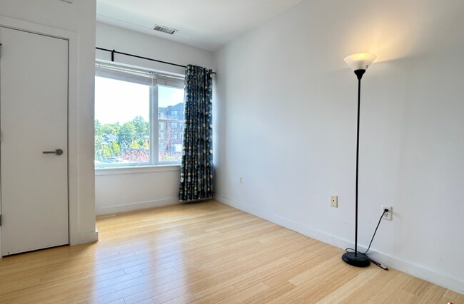 Foto del edificio - 100 Chestnut Ave